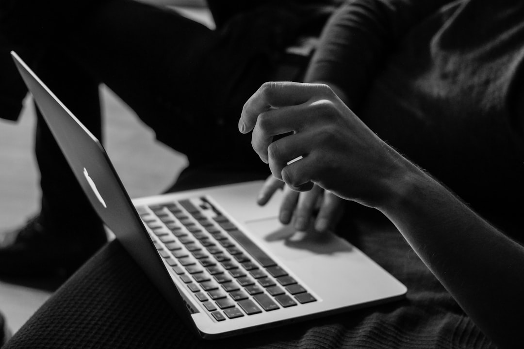 How to Spot Fake Tarot Readers Online